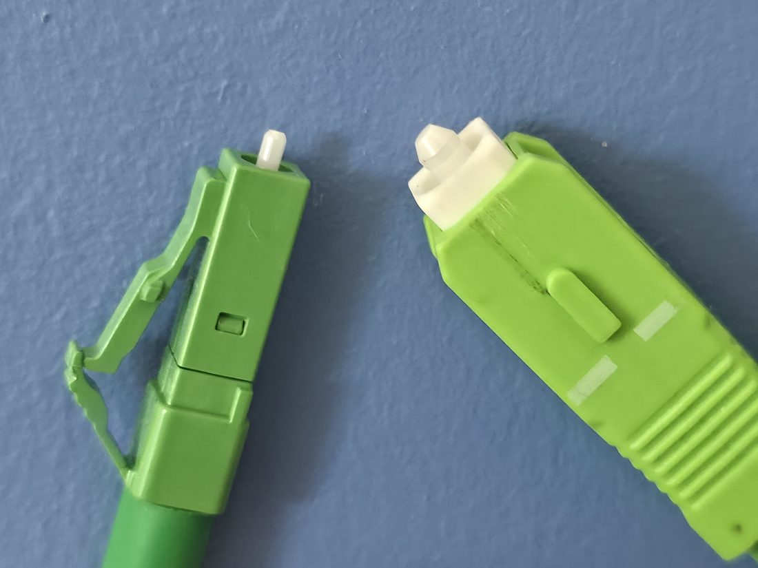 LC/APC- und SC/APC-Glasfaserstecker (grün) nebeneinander