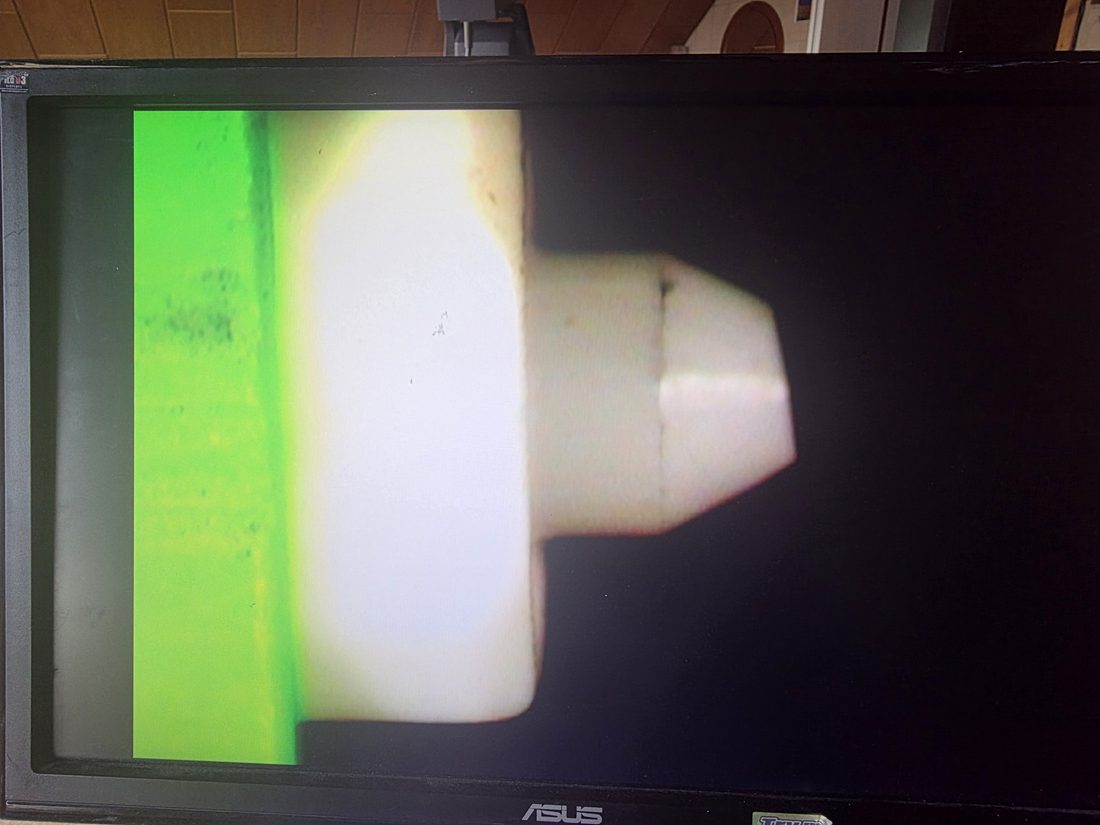 Ferrule eines SC/APC-Steckers, stark vergrößert auf dem Monitor der Digitallupe