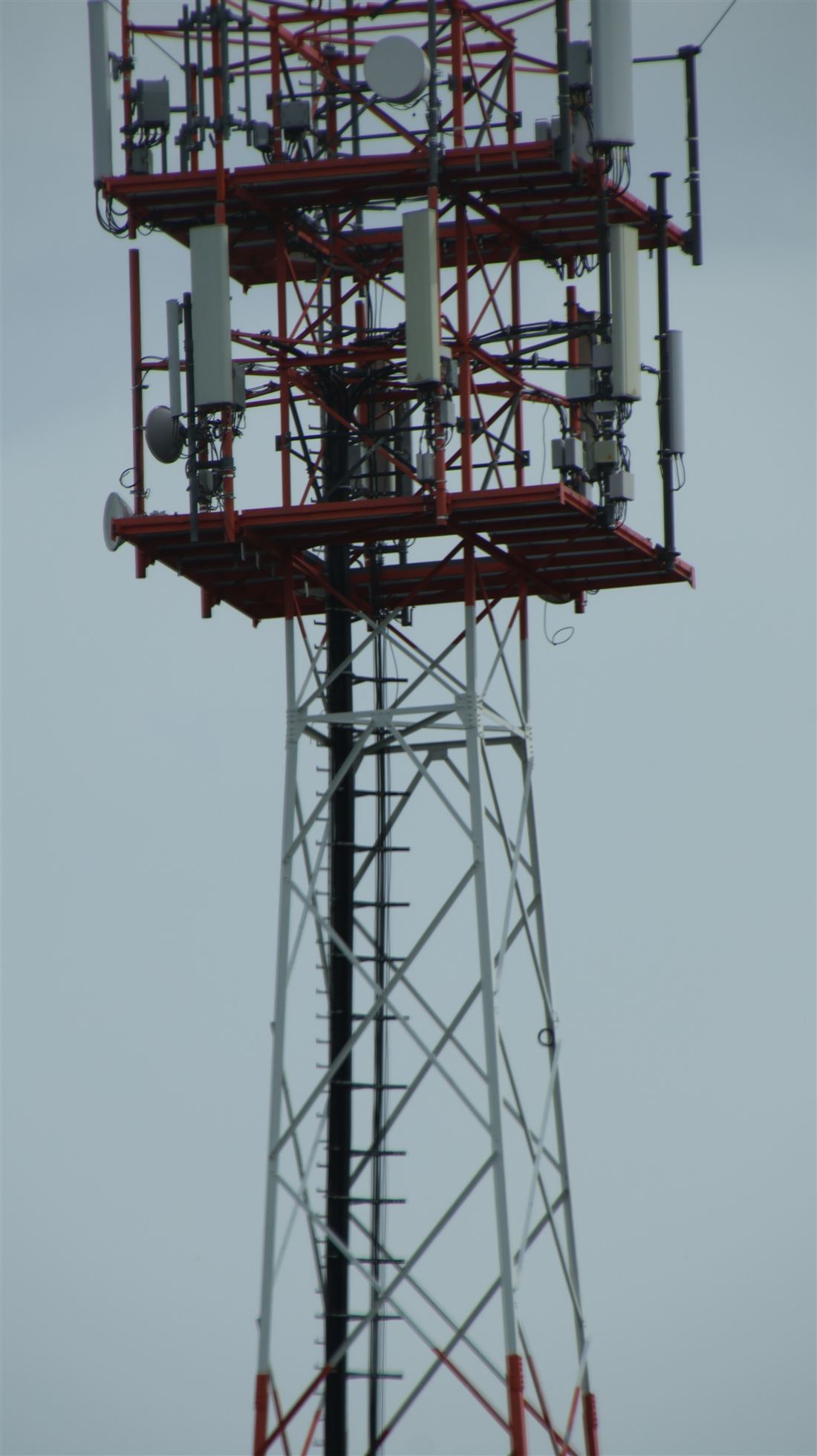 Funkmast mit Richtantennen, Nahaufnahme von unten