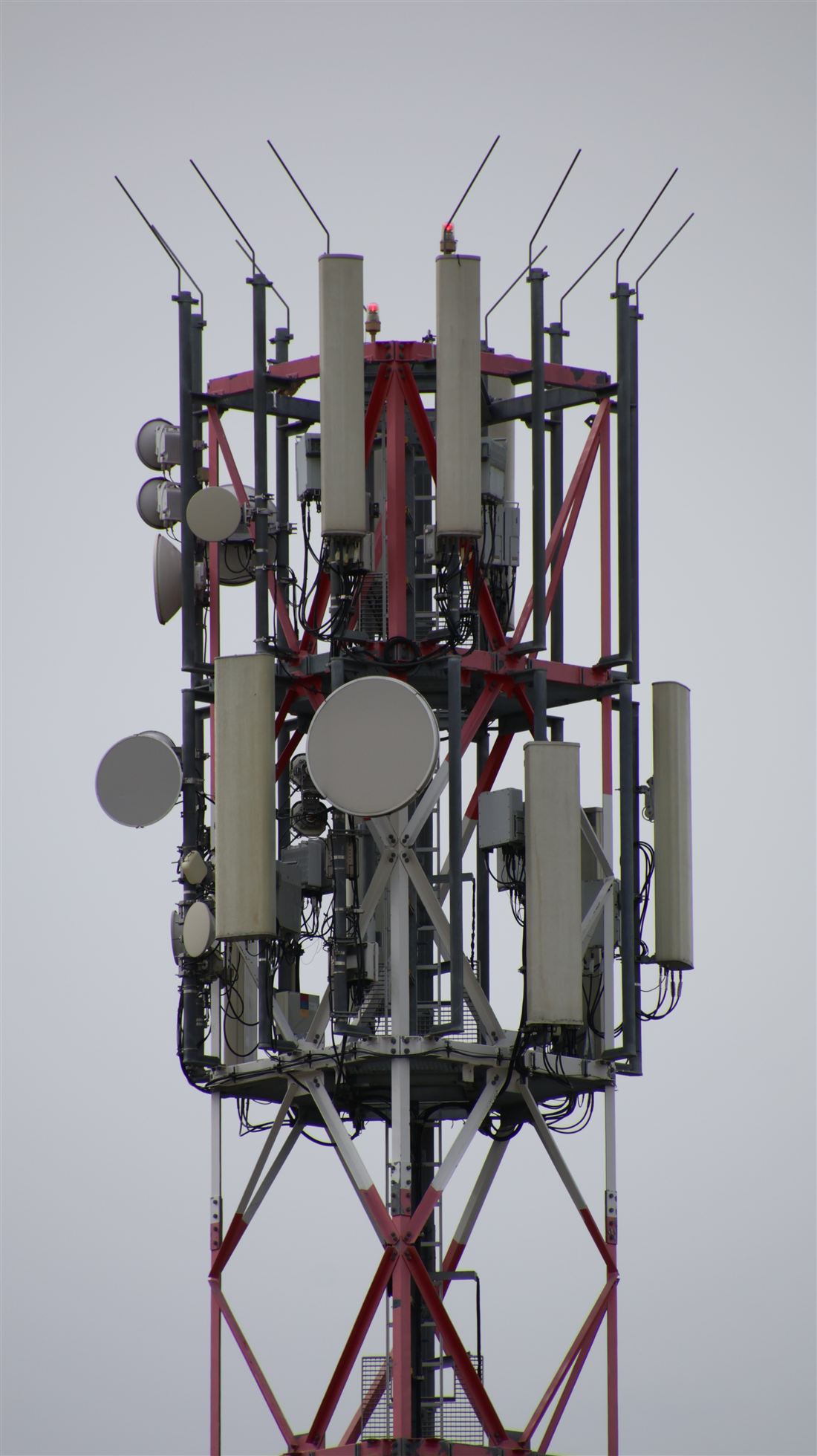 Antennenträger eines Mobilfunkmasts mit Richtfunk-Schüsseln