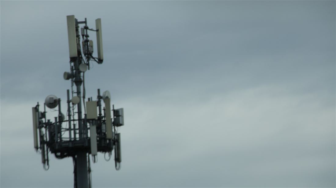 Mobilfunkmast vor bewölktem Himmel