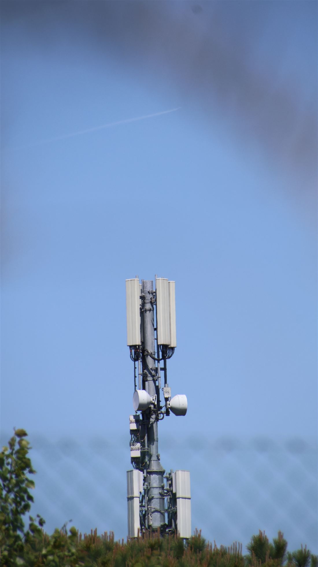 Antennenmast bei blauem Himmel