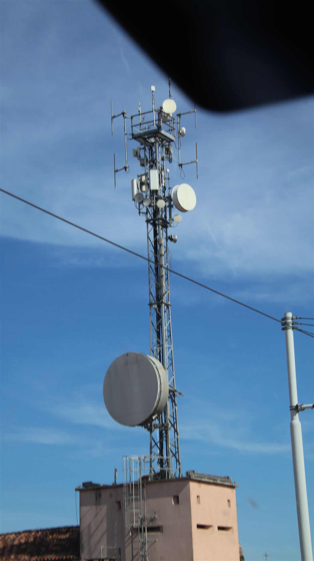 Sendemast mit Richtfunkantenne in Venedig