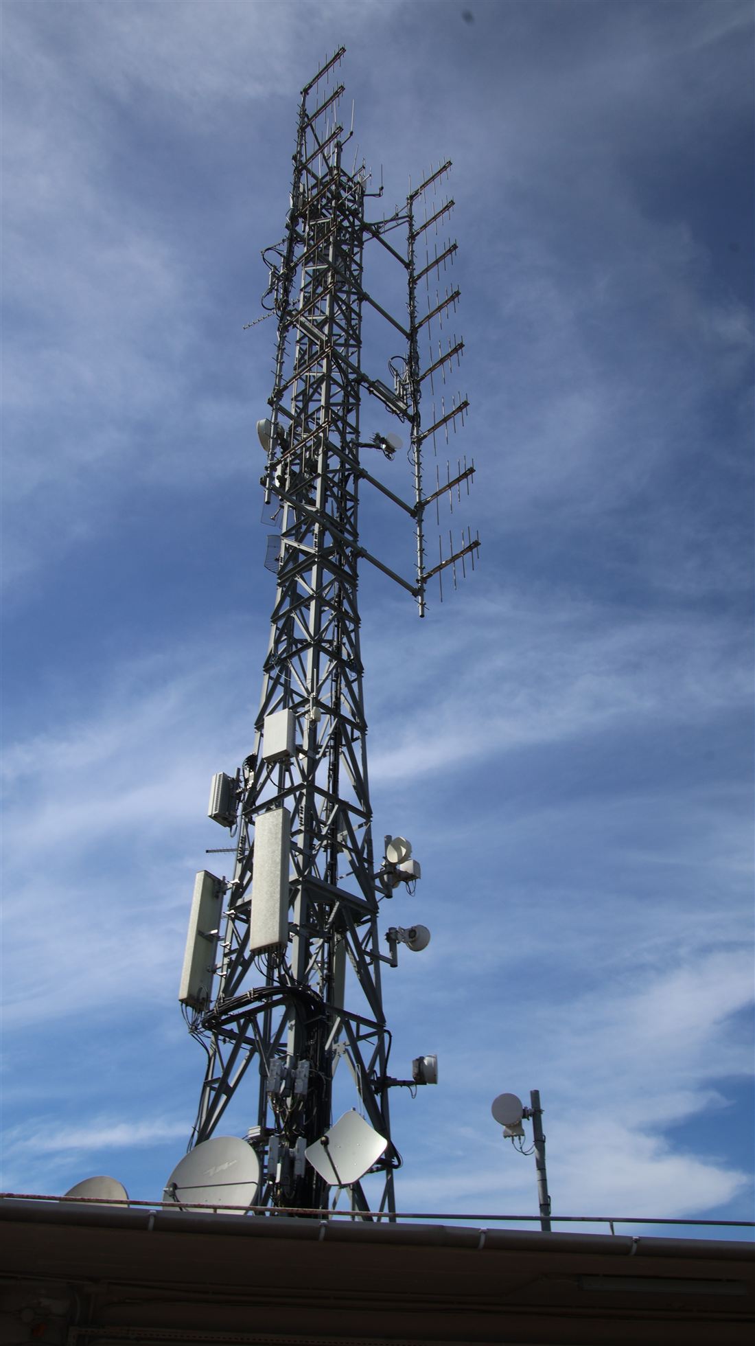 Antennenmast mit mehreren Richtantennen