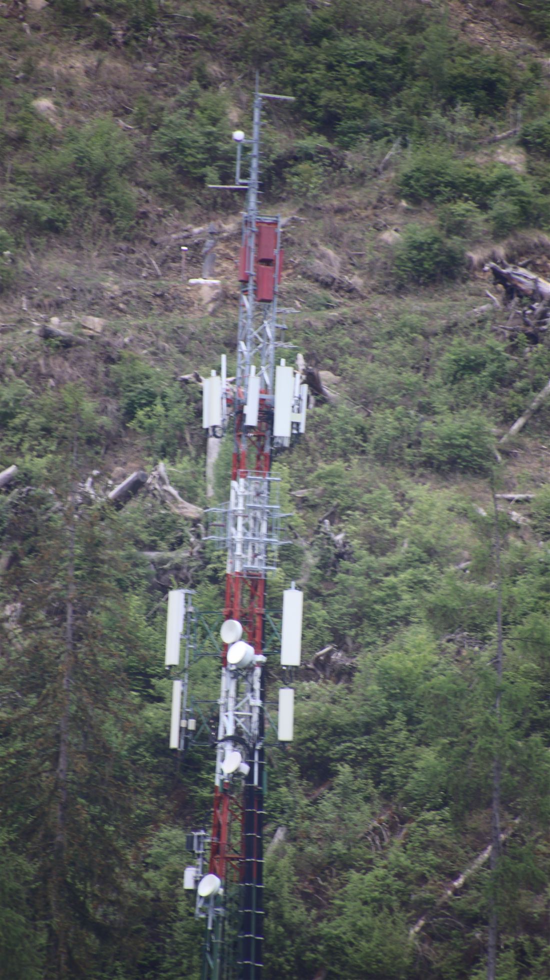 Großer Sendemast am Berghang in den Dolomiten